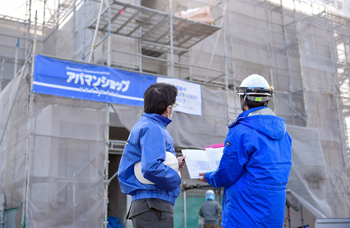 新築マンションの建設現場を訪れ、建築業者さんと仕様について打ち合わせ